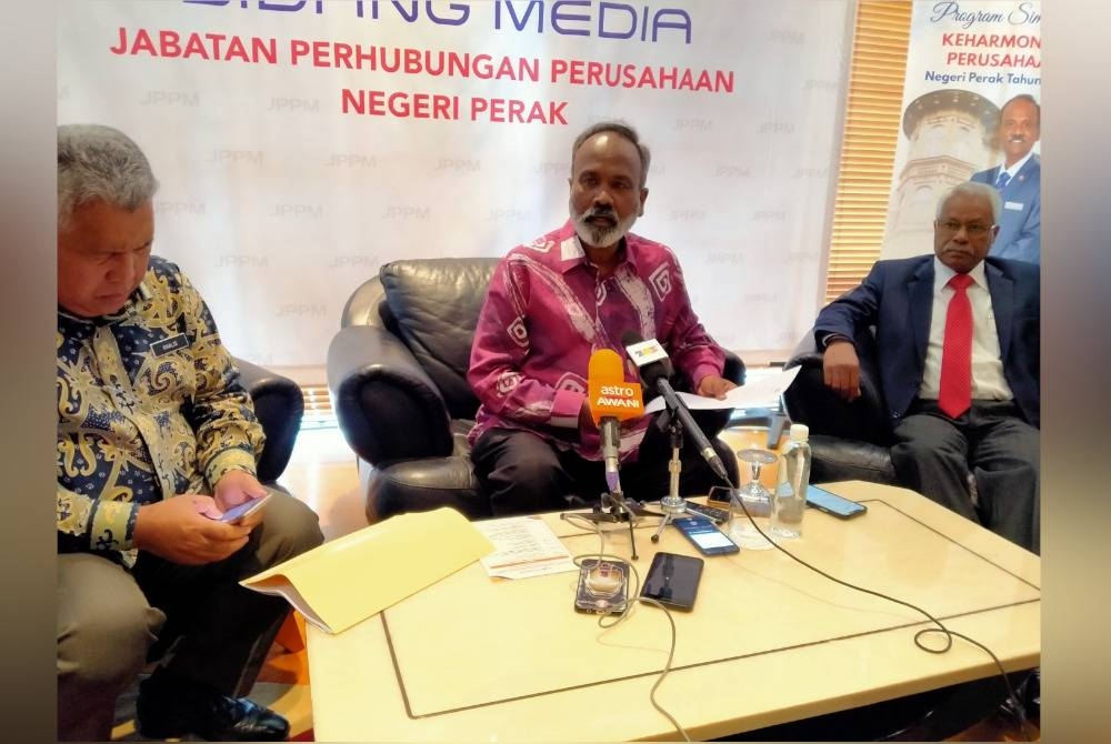 Sivakumar (tengah) ketika sidang akhbar selepas merasmikan Program Simposium Keharmonian Perusahaan Negeri Perak Tahun 2023 di sebuah hotel pada Khamis.