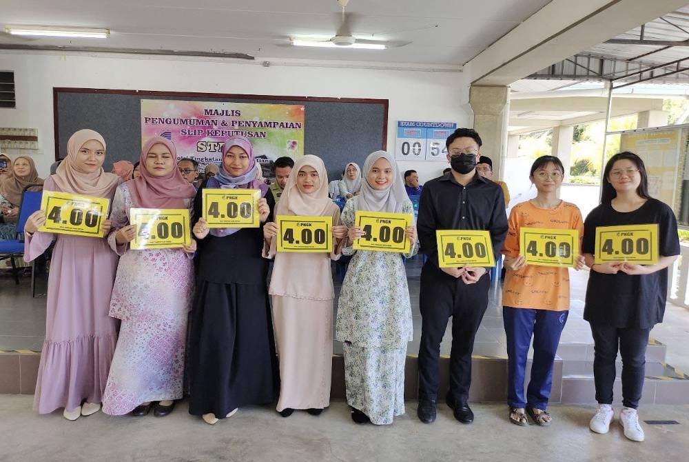 Calon STPM Kolej Tingkatan Enam Pontian di Taman Megah, yang mendapat PNGK 4.00.