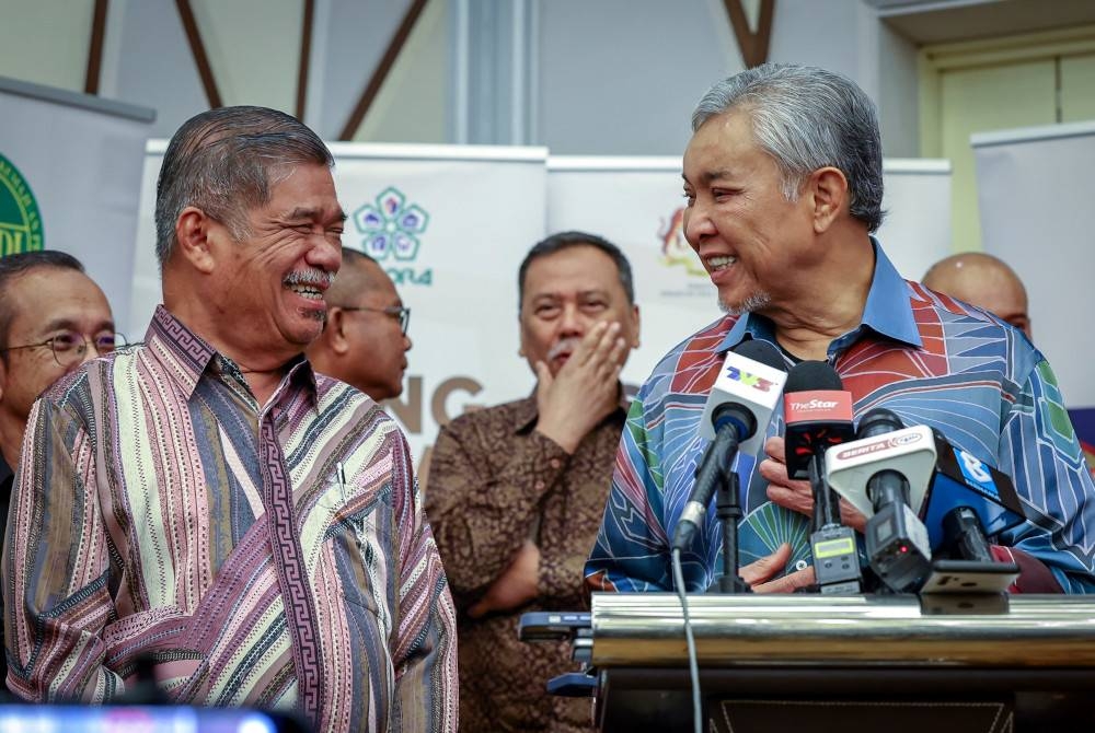 Ahmad Zahid bersama Mohamad Sabu ketika sidang media selepas menyaksikan majlis menandatangani memorandum persefahaman antara KEJORA dengan MARDI di KKDW pada Khamis. - Foto Bernama