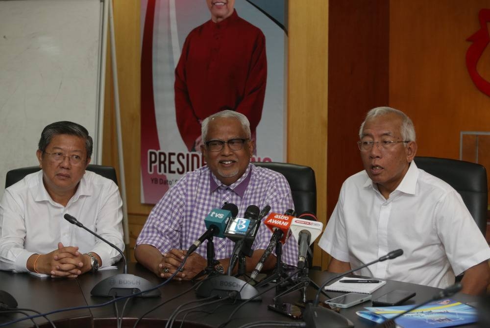 Mahfuz (tengah) bersama Mahdzir (kanan) pada sidang media di Alor Setar.