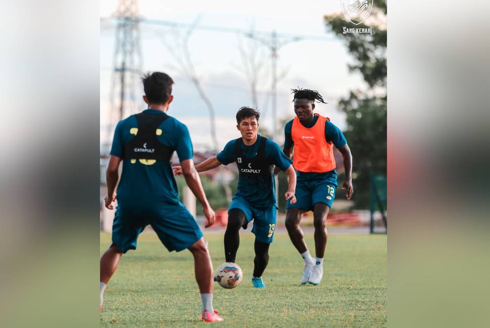 Penyerang baharu KDA FC, Ifedayo (kanan) bakal menjadi tumpuan penyokong Sang Kenari di Stadium Darul Aman pada malam Jumaat. - Foto KDA FC