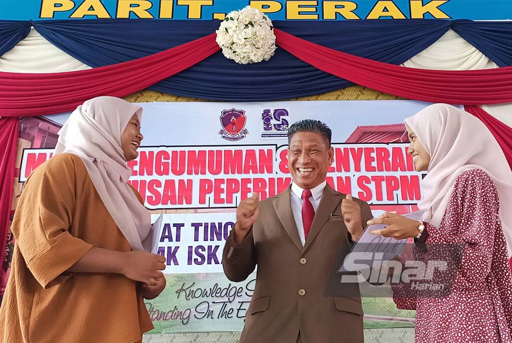 Sabarudin meraikan kejayaan Nur Izah (kiri) dan Nur Haziqah Az-Zahra yang memperolehi keputusan cemerlang 4.00 dalam STPM 2022 yang diumum pada Khamis.