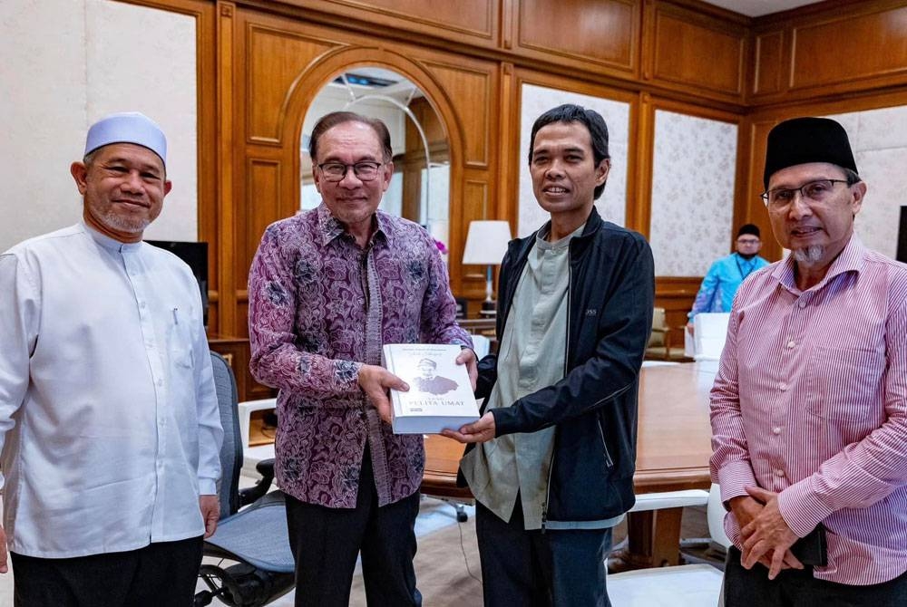 Anwar (dua dari kiri) menerima kunjungan pendakwah terkenal dari Indonesia, Ustaz Abdul Somad Batubara di pejabat beliau di bangunan Perdana Putra, Putrajaya pada Khamis.