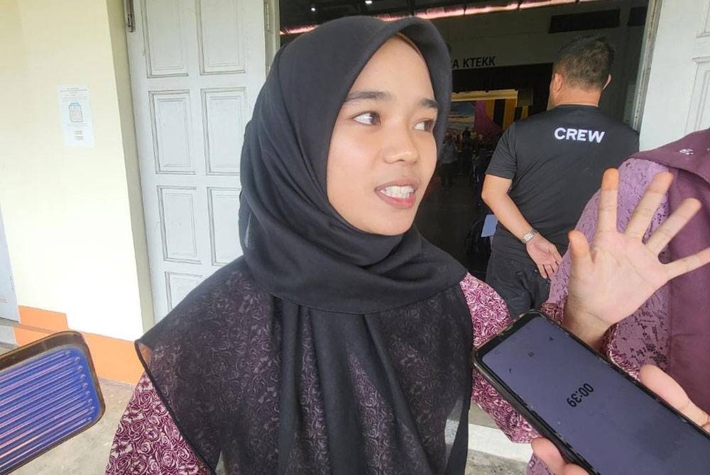 Nur Shahira ketika ditemui selepas ketika ditemui pemberita selepas hadir menerima sijil pelajar cemerlang pada majlis Pengumuman Keputusan Peperiksaan STPM Tahun 2022 di Kolej Tingkatan Enam Kota Kinabalu.