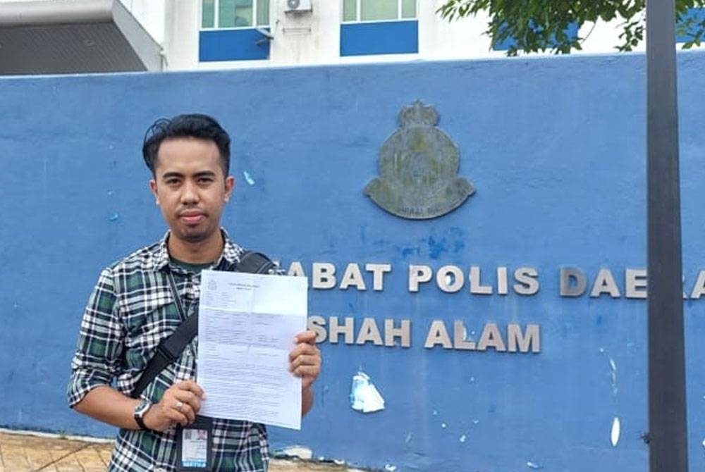 Mukhriz bersama laporan yang dibuat di IPD Shah Alam pada Khamis.