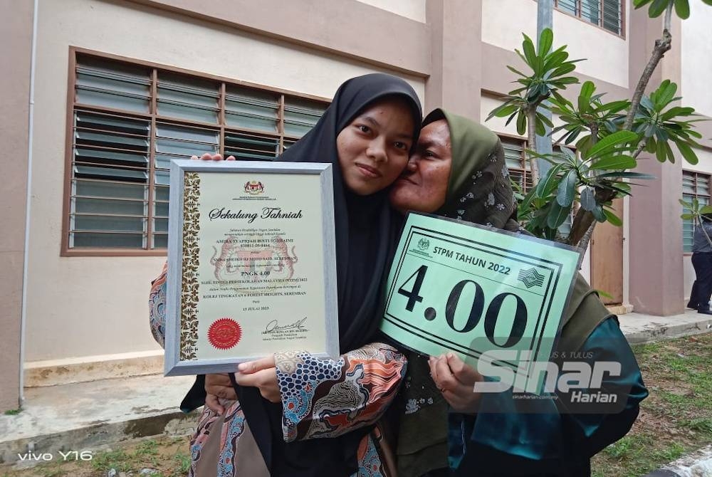 Amira Syafiqah (kiri) bersama ibunya selepas menerima keputusan STPM pada Khamis.