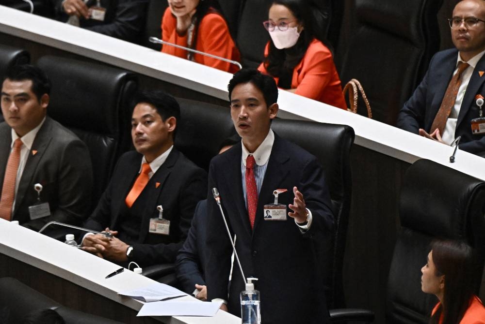 Pita (tengah) berdepan laluan berliku untuk bergelar Perdana Menteri Thailand. - Foto AFP