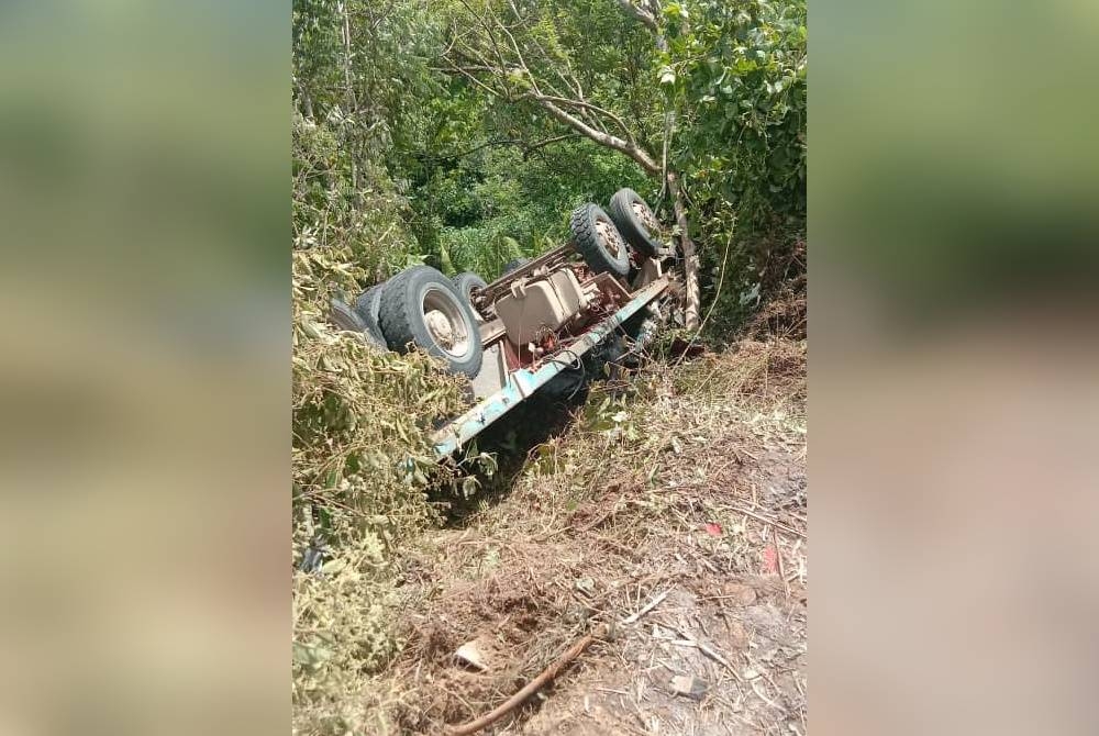 Keadaan lori muatan baja yang terjunam ke dalam gaung di Jalan Beluran-Paitan.