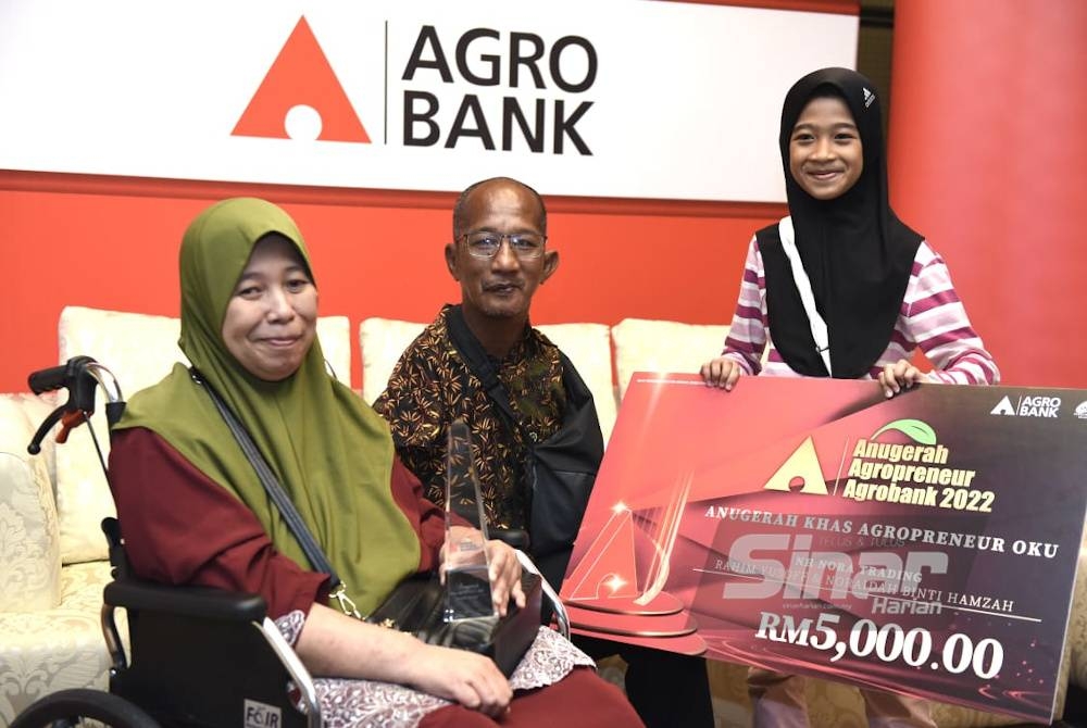 Pemenang Anugerah Agropreneur OKU, Rahim Yusoff bersama isterinya Noraidah Hamzah dan anak bongsunya Nurul Huda Damia pada Majlis Anugerah Agropreneur Agrobank (AAA) 2022 yang diadakan di sebuah hotel pada Khamis. - Foto Sinar Harian MOHD RAFIQ REDZUAN HAMZAH