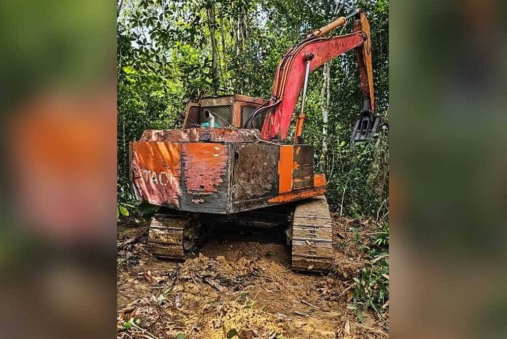 Sebuah jengkaut yang dirampas dalam serbuan tersebut.