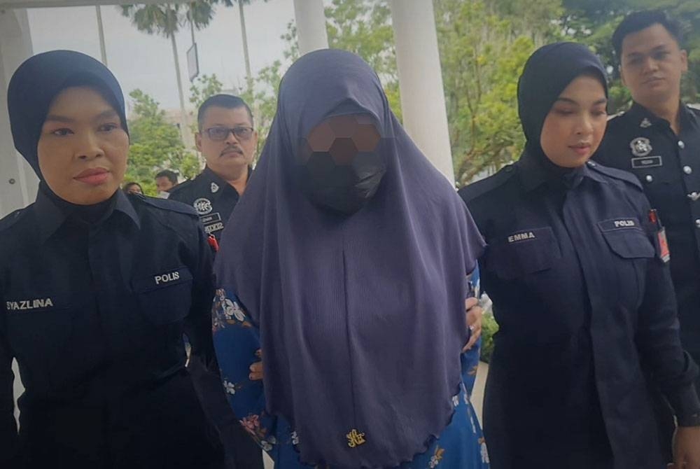 Seorang wanita warga emas menangis teresak-esak ketika dibawa ke Mahkamah Majistret Selayang pada Jumaat, berhubung kes menyimbah asid kepada sepasang suami isteri, minggu lalu.