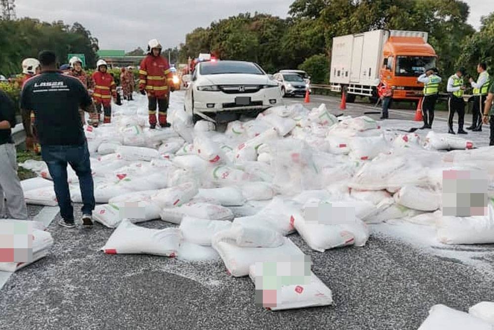 Pasukan bomba sedang melakukan kerja-kerja mengalihkan bahan-bahan kimia.