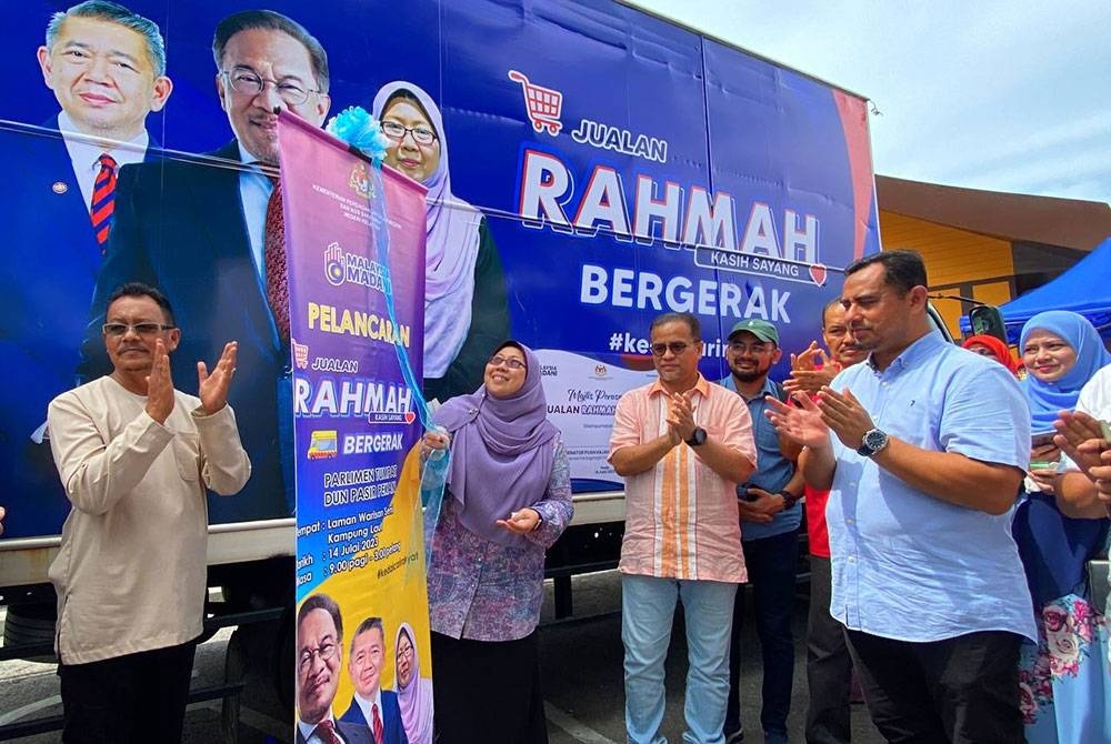 Fuziah (dua, kiri) merasmikan Karnival Jualan Rahmah di Kampung Laut, Tumpat pada Jumaat.