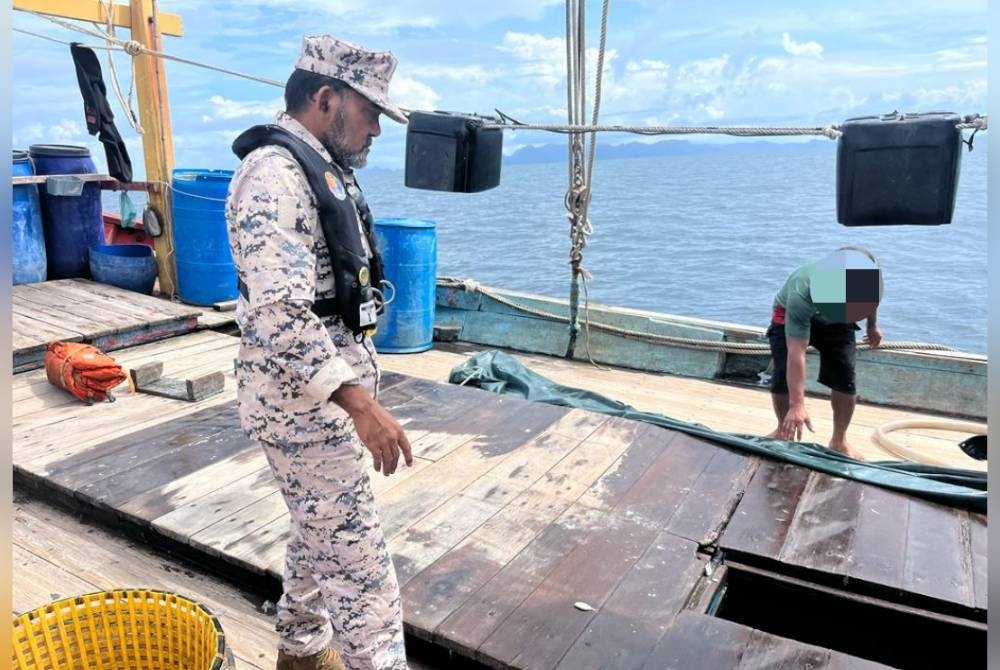 Anggota Maritim Malaysia Kedah dan Perlis menahan sebuah bot nelayan tempatan kelas C disyaki melanggar syarat sah lesen di kedudukan 6.9 batu nautika selatan Pulau Ajar Langkawi pada Khamis.