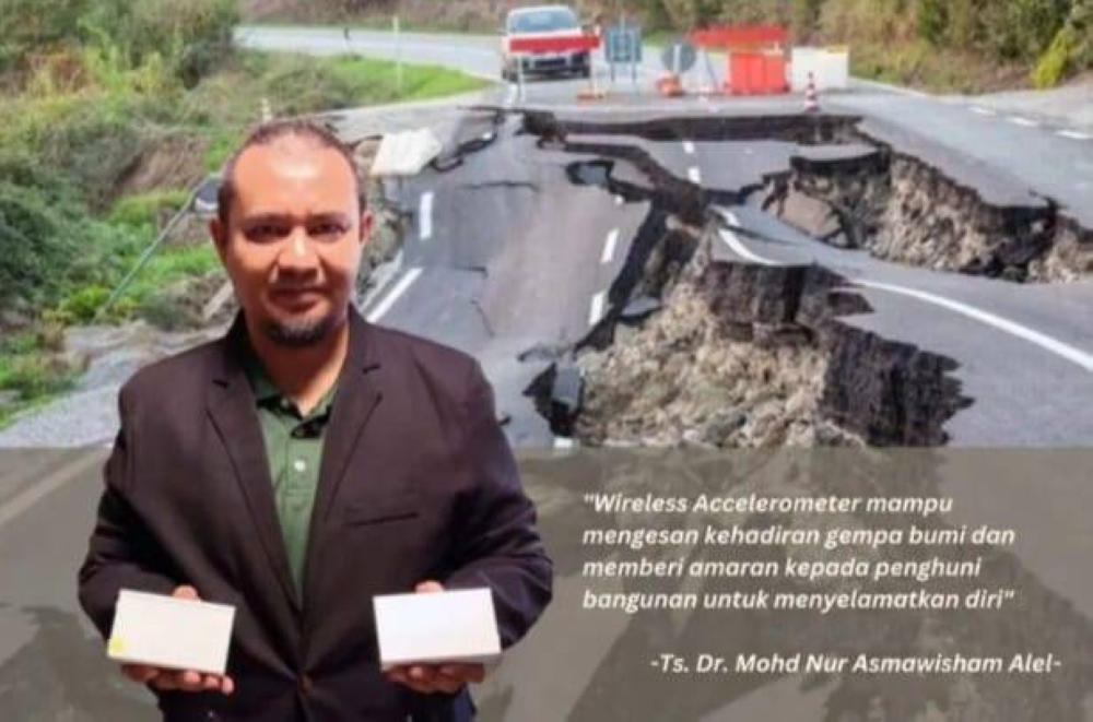 Mohd Nur Asmawisham menunjukkan alat pengesan gempa bumi dinamakan &#039;Wireless Accelerometer’ yang dihasilkan Fakulti Kejuruteraan Awam UTM.