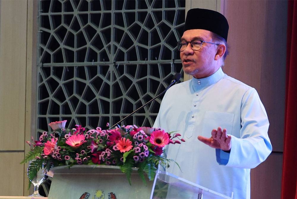 Anwar ketika berucap pada Majlis Libat Urus Belanjawan 2024 di Kementerian Kewangan pada Jumaat. - Foto Bernama