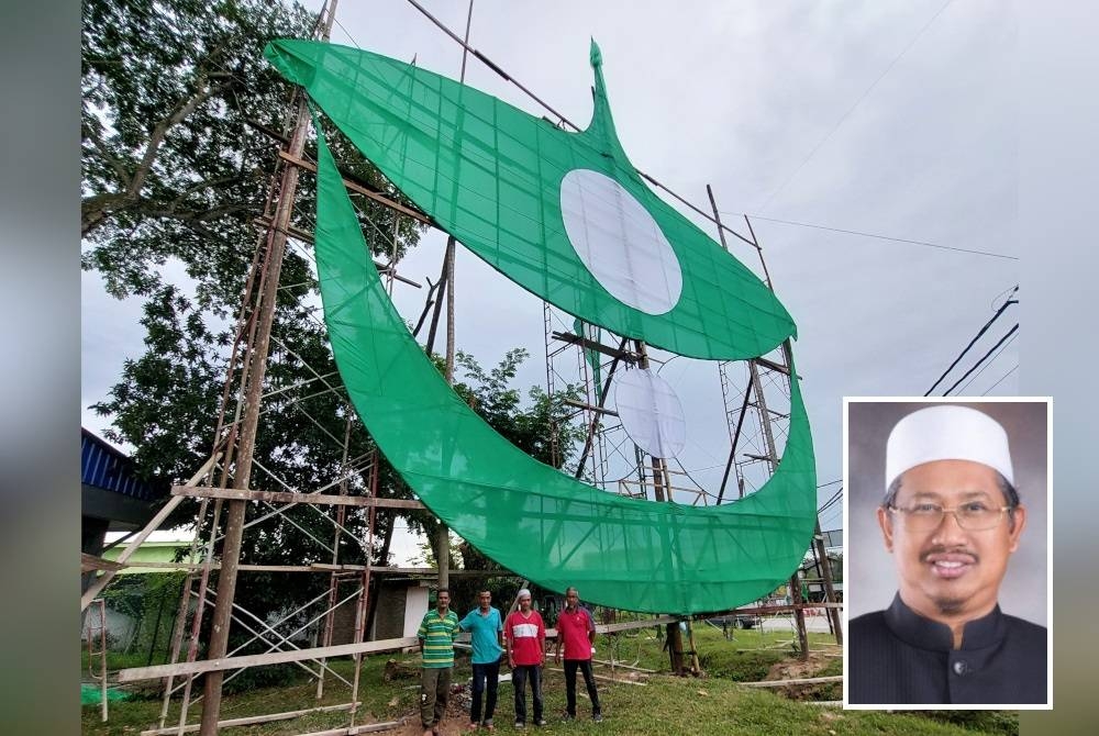 Ghani (kiri) dan Alias (dua dari kanan) bersama penduduk lain di hadapan wau gergasi di di Pasar Kedai Buluh, dekat sini. (Gambar kecil: Mohd Nor)