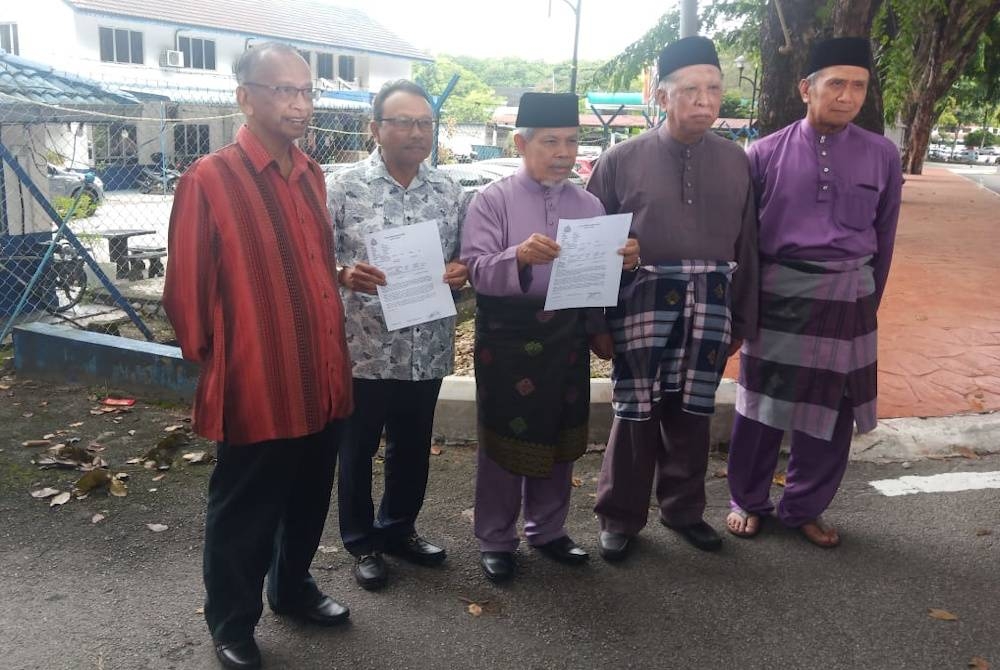 (Dari kiri) Tan Sri Ambrin Buang, Datuk Mohamad Adzib Mohd Isa, Datuk Emran Kadir, Tan Sri Mohd Zawawi Salleh dan Datuk Mohammed Khusrin Munawi antara Ahli Dewan Diraja Selangor yang tampil membuat laporan polis.