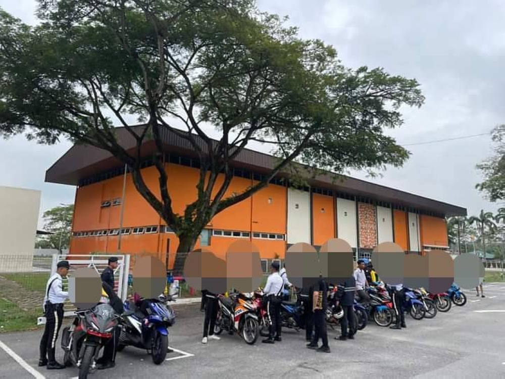 Anggota polis memeriksa beberapa motosikal yang ditahan menerusi Ops Didik yang dijalankan di kawasan parkir Arena Bandar Baru Salak Tinggi (BBST) di sini pada Jumaat.
