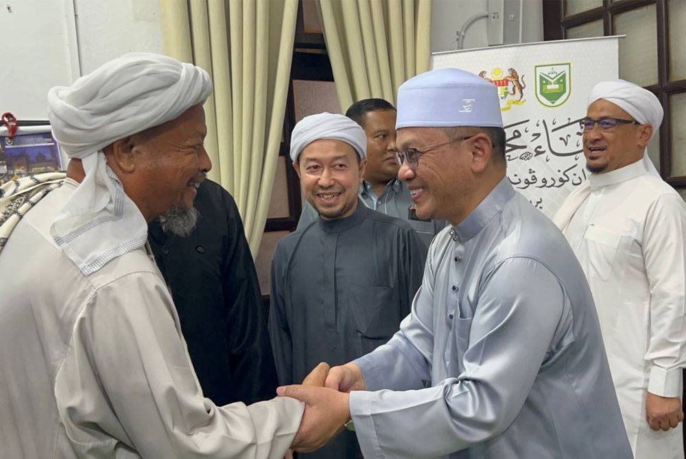 Mohd Na,im (tengah) beramah mesra dengan guru di Pondok Lubuk Tapah, Pasir Mas.