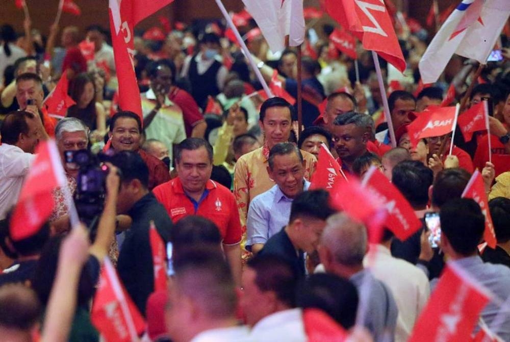 Anthony bersama Aminuddin ketika hadir pada Majlis Makan Malam DAP PRN Negeri Sembilan pada Jumaat.