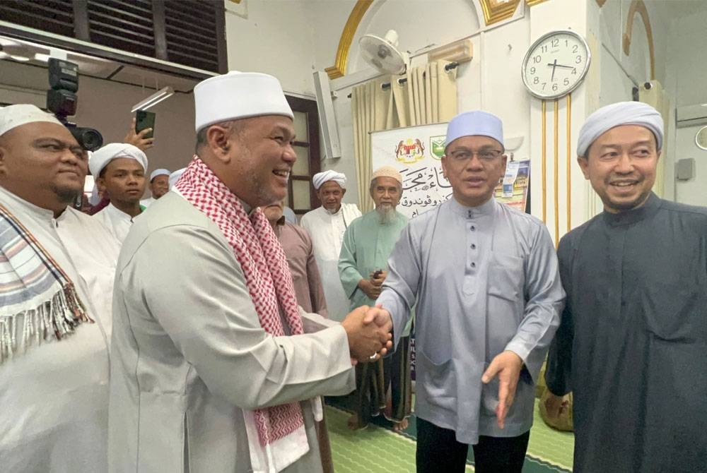 Mohd Na,im (dua dari kanan) ketika hadir di Pondok Lubuk Tapah, Pasir Mas pada Jumaat.