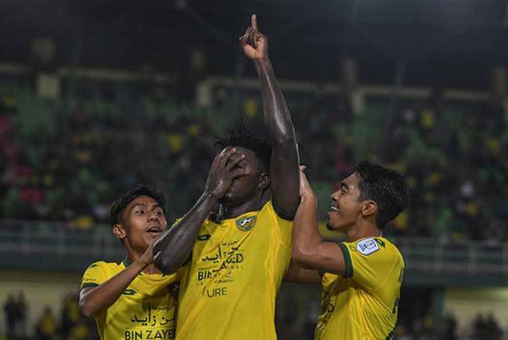 Penyerang pasukan KDA FC, Ifedayo Olusegun Patrick Omosuyi meraikan kejayaannya selepas menjaringkan gol pertama ketika menentang pasukan Kelantan United FC. - Foto Bernama