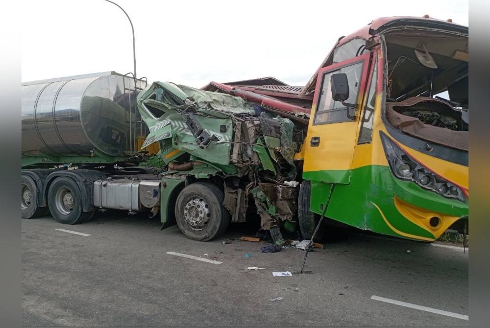 Kemalangan melibatkan treler dan bas di Jalan Sidek, Kampung Jawa, Chaah, Segamat pada Sabtu mengakibatkan lima cedera termasuk kanak-kanak dan warga emas.