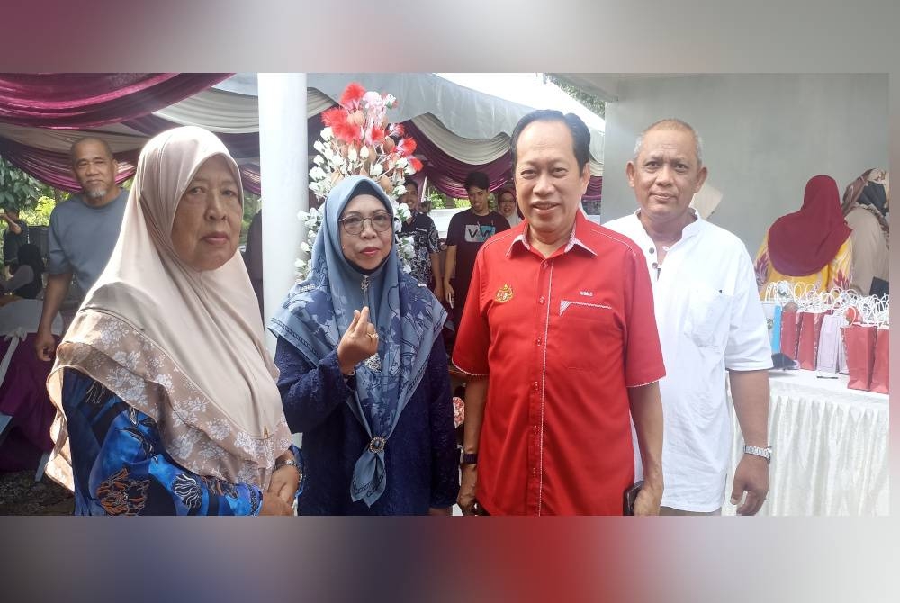 Ahmad (dua dari kanan) bersama penduduk di Kampung Parit Panjang Ayer Baloi pada Sabtu.