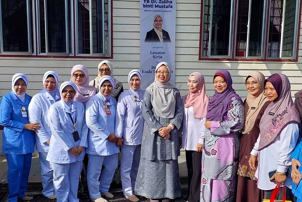 Dr Zaliha (tengah) ketika melakukan lawatan ke projek pembaikan klinik dan fasiliti daif di Terengganu di Klinik Desa Pulau Bahagia di sini pada Sabtu.