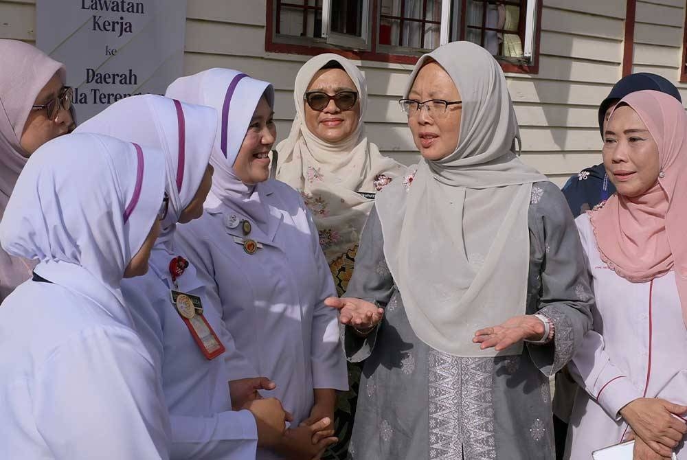 Menteri Kesihatan, Dr Zaliha Mustafa (dua, kanan) beramah mesra bersama jururawat semasa melakukan lawatan kerja ke klinik daif di Klinik Desa Pulau Bahagia, Manir, pada Sabtu. - Foto Bernama.