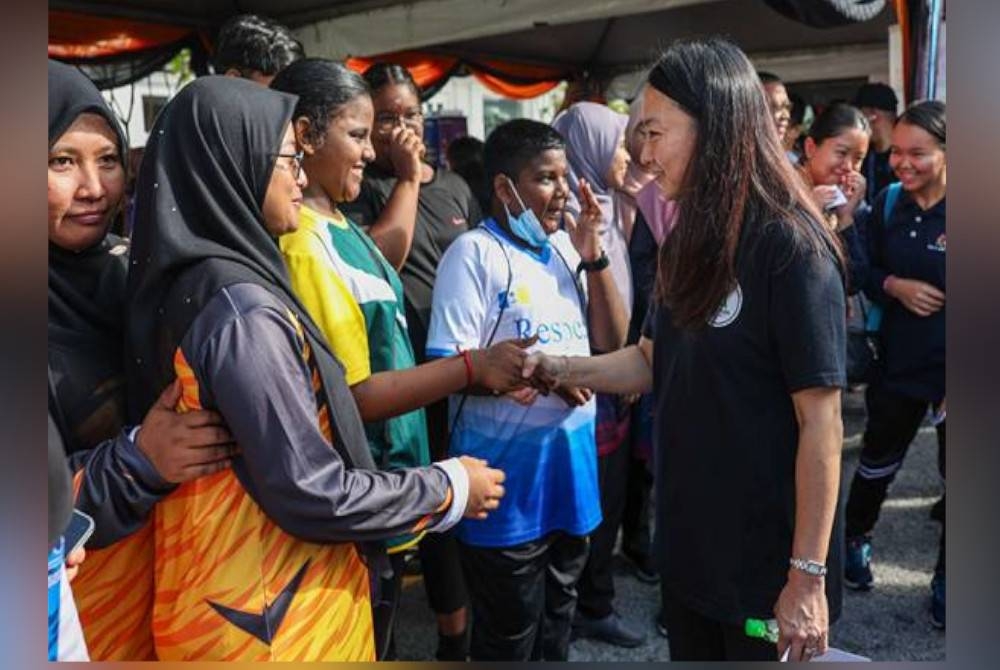 Hannah Yeoh beramah mesra dengan orang ramai ketika hadir bagi merasmikan Sambutan Hari Belia Negara Peringkat Negeri Pulau Pinang pada Sabtu. - Foto Bernama