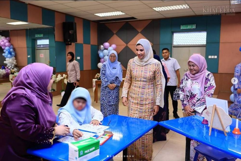 Isteri Tunku Mahkota Johor, Che’ Puan Besar Khaleeda turut meluangkan masa melawat Bella yang dilihat sedang menyesuaikan diri di tempat dan persekitaran baharu, serta rakan-rakannya di sini pada Jumaat. - Foto IG Che Puan Besar Khaleeda