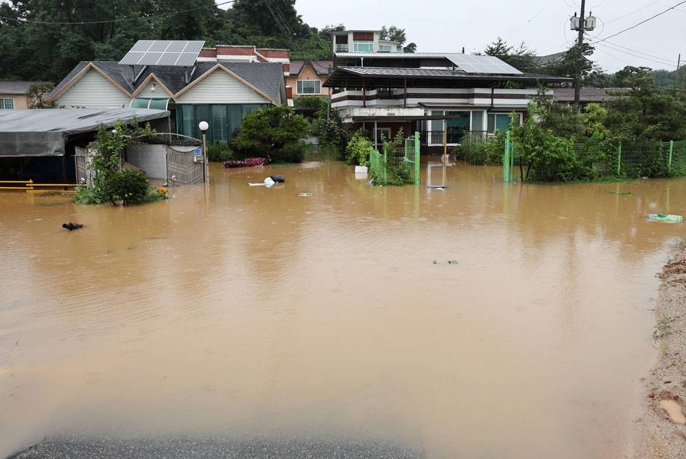 Kediaman penduduk di bandar Cheongju, Korea Selatan dinaiki air susulan hujan lebat pada Ahad - Foto: EPA