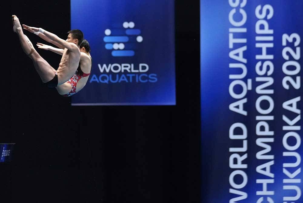 Wakil China, Wang Feilong-Zhang Jiaqi merangkul pingat emas menerusi pungutan 339.54 mata di Kejohanan Akuatik Dunia 2023 di Fukuoka, Jepun pada Ahad. - Foto: EPA