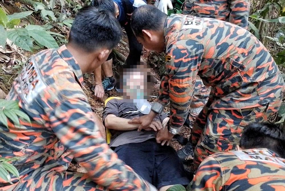 Pasukan bomba memberikan bantuan awal kepada mangsa yang mengalami sesak nafas di Bukit Beruang di sini, pada Sabtu.