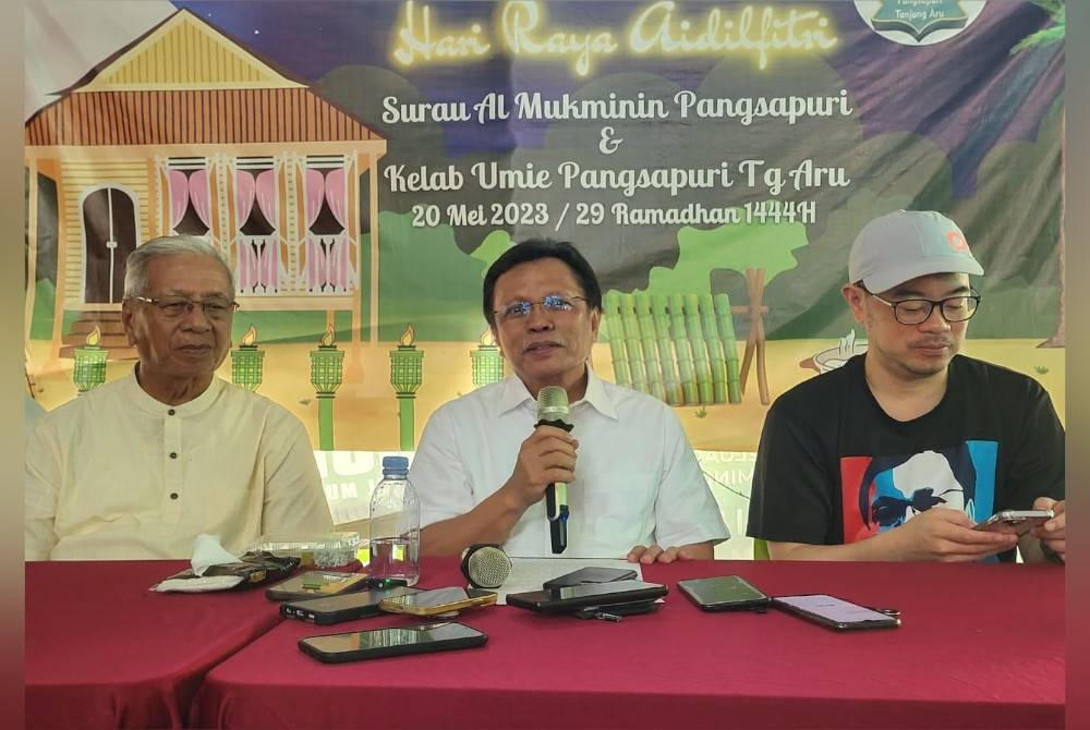 Mohd Shafie (tengah) pada sidang akhbar di Flat Tanjung Aru Kota Kinabalu.