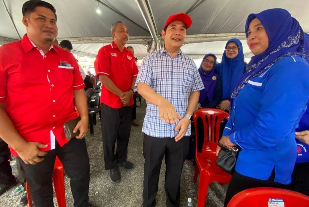 Rafizi (tengah) beramah mesra dengan orang ramai semasa Jelajah Madani di Dewan Undangan Negeri (DUN) Limbongan, Pasir Puteh pada Sabtu.