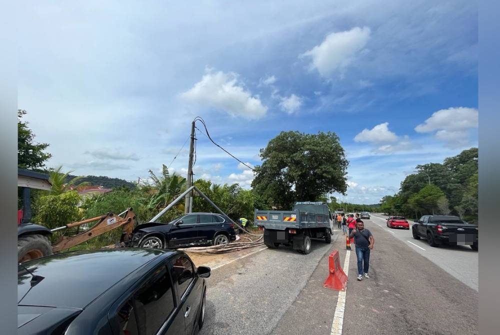 Seorang pekerja kontraktor TNB maut manakala seorang lagi cedera dalam kemalangan melibatkan tiga kenderaan di Kilometer 83 Jalan Kota Tinggi-Kluang, Kluang pada Sabtu.