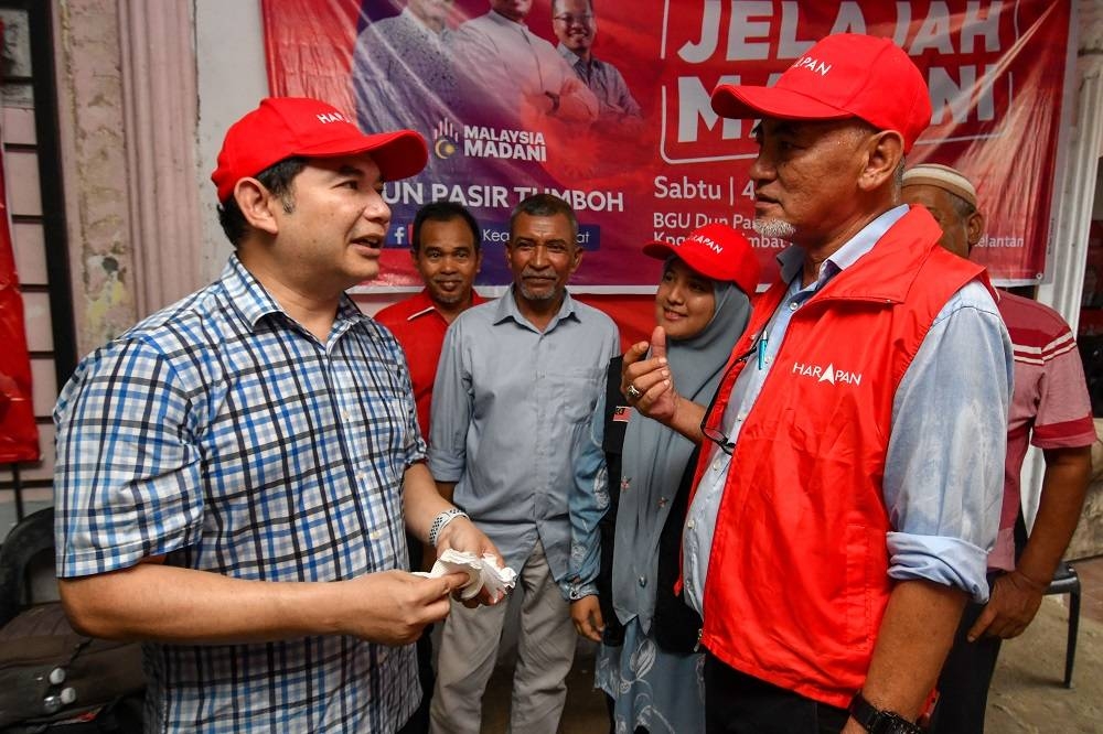 Rafizi (kiri) menyatakan sesuatu kepada jentera parti pada Program Jelajah Madani di Bilik Gerakan Utama Dewan Undangan Negeri (DUN) Pasir Tumboh pada Sabtu. - Foto: Bernama