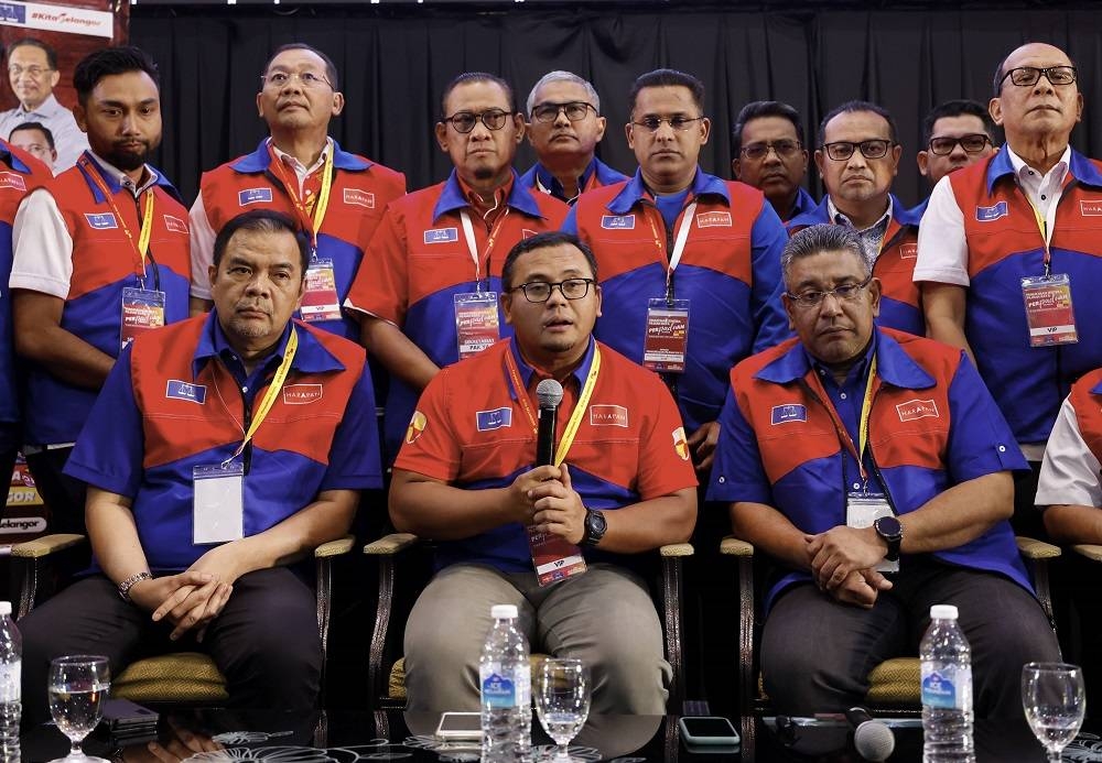 Amirudin (tengah) yang juga Pengerusi PH Negeri Selangor mengadakan sidang akhbar pada majlis Pemukiman Jentera Pilihan Raya Perpaduan Selangor di Shah Alam Convention Centre (SACC) pada Sabtu. - Foto: Bernama