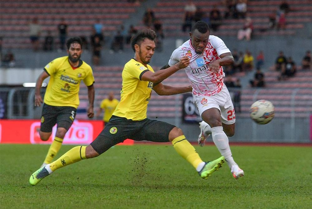 Pemain Negeri Sembilan, Annas Ahmad (kanan) cuba merampas bola daripada tonggak KL City, Tchetche Kipre dalam aksi Liga Super di Stadium Bola Sepak Kuala Lumpur pada Sabtu.