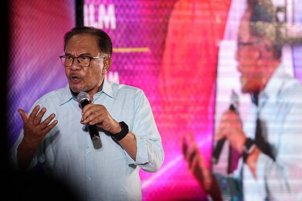  Anwar ketika berucap pada program Jelajah Perpaduan Madani dan Pelancaran Jentera Perpaduan Kedah di Padang Awam Guar Chempedak malam Sabtu. - Foto: Bernama