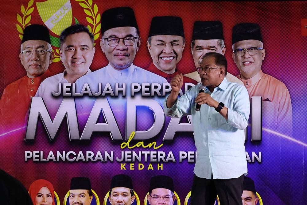 Anwar berucap pada program Jelajah Perpaduan Madani dan Pelancaran Jentera Perpaduan Kedah di Padang Awam Guar Chempedak pada malam Sabtu. - Foto Bernama