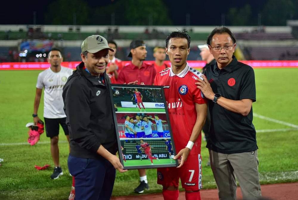 Baddrol menerima cenderamata daripada Sabah FC. - Foto Facebook Sabah FC