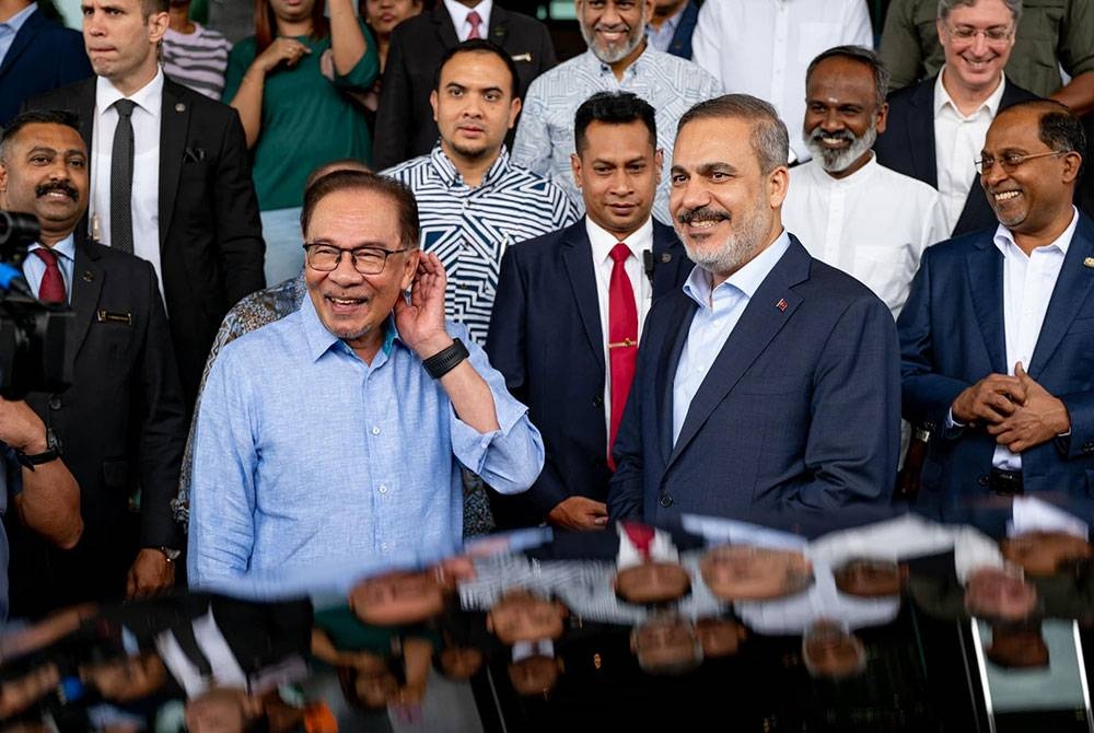 Anwar pada Ahad menerima kunjungan hormat daripada Hakan Fidan yang mengadakan lawatan rasmi dua hari ke Malaysia bermula semalam. - Foto FB Anwar Ibrahim