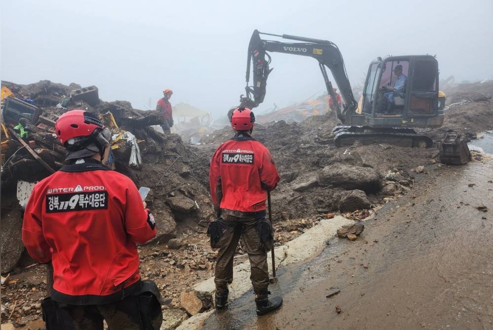 Agensi Kebakaran Kebangsaan (NFA) Korea Selatan berusaha mencari mangsa hujan lebat di wilayah Gyeongsangbuk-do. - Foto EPA