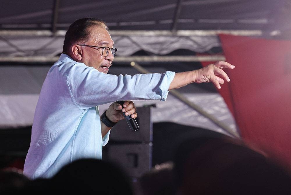 Anwar berucap pada program Jelajah Perpaduan Madani dan Pelancaran Jentera Perpaduan Kedah di Padang Awam Guar Chempedak pada malam Sabtu. - Foto Bernama