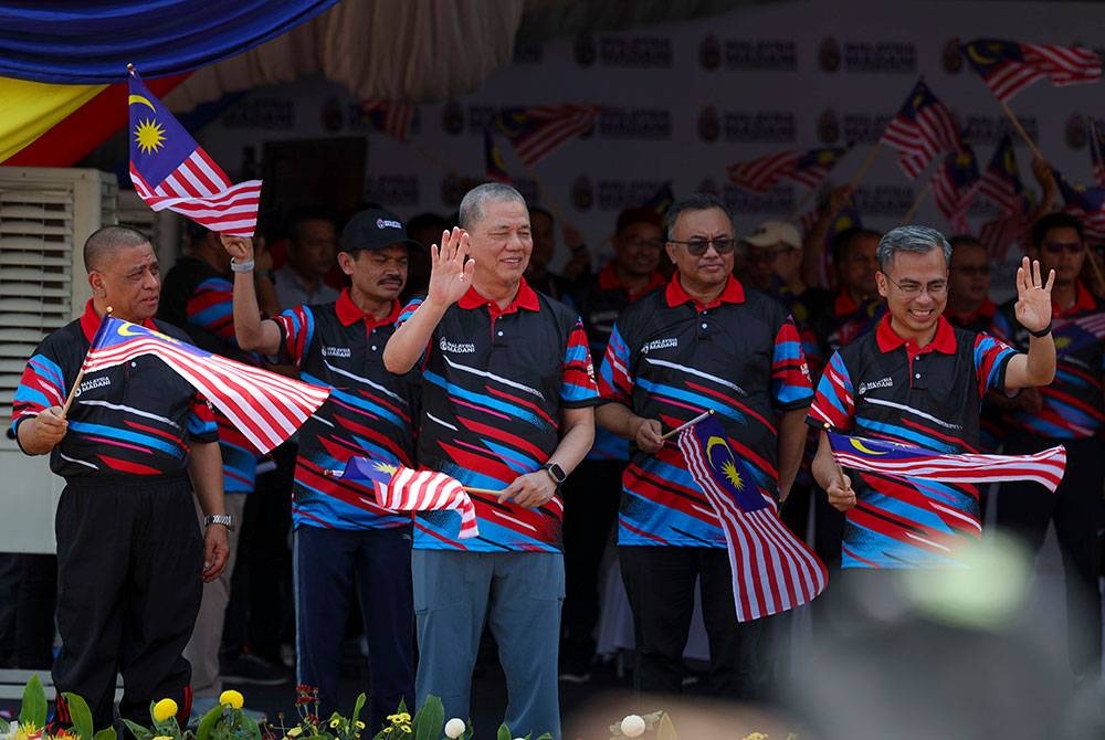 Fadillah (tiga dari kiri) melepaskan peserta konvoi Kembara Merdeka Jalur Gemilang 2023 pada majlis Pelancaran Bulan Kebangsaan dan Kibar Jalur Gemilang 2023 di Bulatan Sultan Azlan Shah Meru Raya pada Ahad. - Foto Bernama