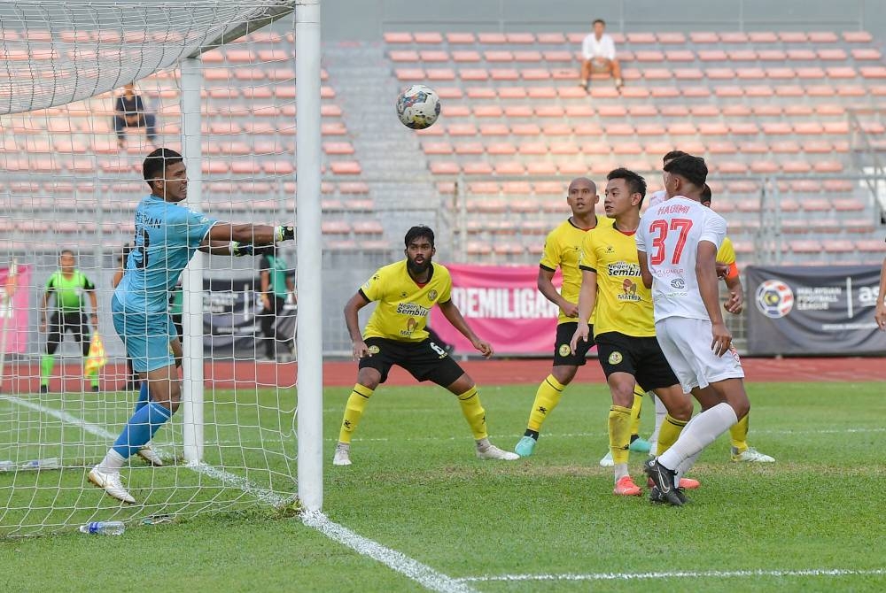 Penjaga gol Negeri Sembilan FC Sikh Izhan Nazrel Sikh Azman berjaya menampan bola ketika perlawanan menentang Kuala Lumpur FC pada aksi Piala Liga Super Malaysia 2023 di Stadium Bola Sepak Kuala Lumpur. - Foto Bernama